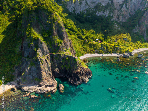 北海道、小樽、オタモイ海岸、赤岩、空撮、海、青、風景、自然、海岸、観光地、岩、観光、断崖、旅行、景色、晴れ、空、絶景、青空、名所、日本、絶壁
