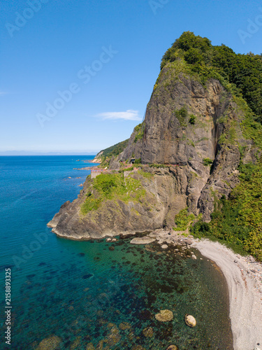 北海道、小樽、オタモイ海岸、赤岩、空撮、海、青、風景、自然、海岸、観光地、岩、観光、断崖、旅行、景色、晴れ、空、絶景、青空、名所、日本、絶壁