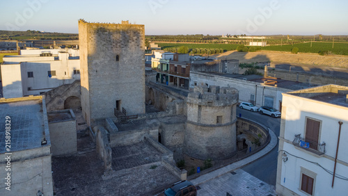 IL CASTELLO DI AVETRANA DALL ALTO, DETTAGLIO DEL TORRIONE NORMANNO E DELLA TORRE CILINDRICA ARAGONESE