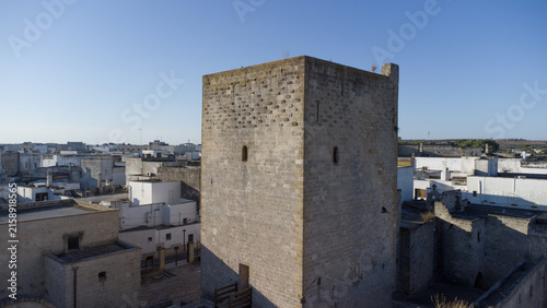 IL CASTELLO DI AVETRANA DALL ALTO, DETTAGLIO DEL TORRIONE NORMANNO E DELLA TORRE CILINDRICA ARAGONESE