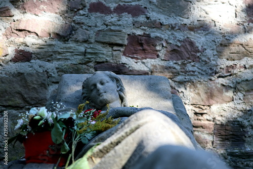 Konstfotografi Caroline Walter auf dem alten Friedhof in Freiburg