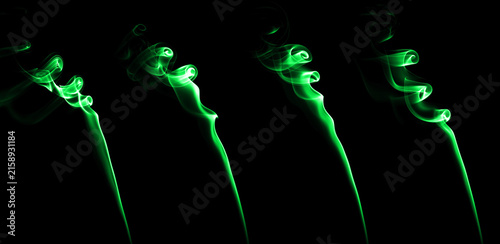 Foto Abstract green smoke wisps flowing on a black background, creating elegant luminous curves and soft motion