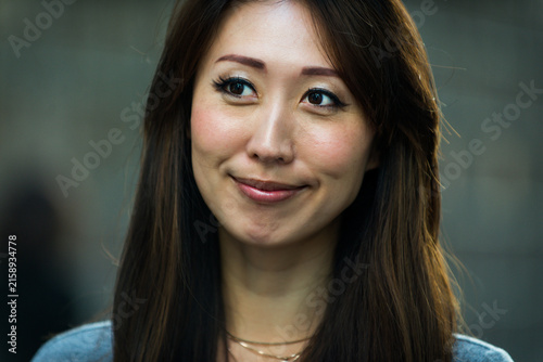 Foto Beautiful japanese middle-aged woman portrait on the streets, Tokyo