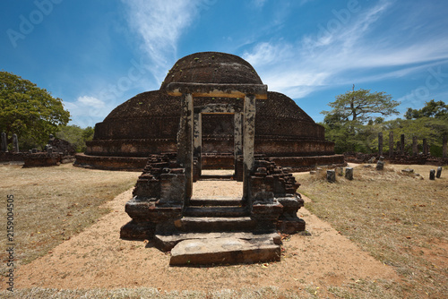 Foto An ancient Buddhist dagoba (stupe) Pabula Vihara