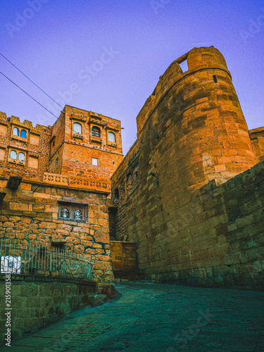 Foto Low Angle View of Winding Stone Street and Ancient Sandstone Bastion Inside Jais