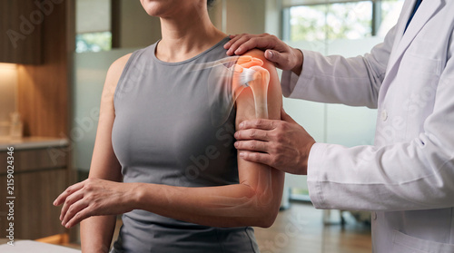 Rotator Cuff Injury and Shoulder Pain With Anatomy Overlay During Orthopedic Examination