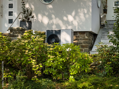 Eine Wärmepumpe im Vorgarten eines Einfamilienhaus in Wuppertal, Deutschland