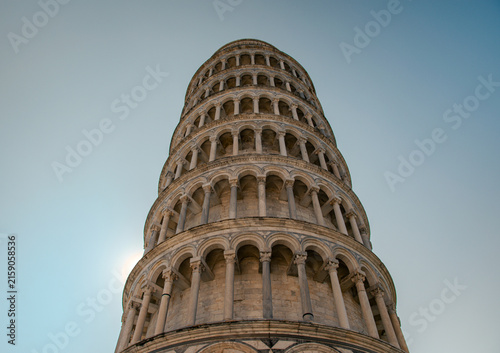Cuadro en lienzo Close-up view of the Leaning Tower of Pisa in Tuscany, Italy, showing its historic Romanesque architecture and distinctive arches