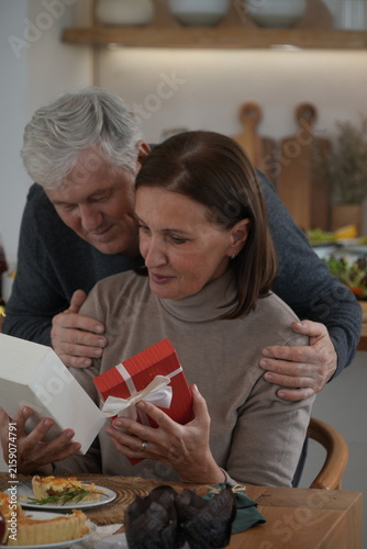 During the Christmas season, Grandpa celebrates by sending gift boxes to Grandma, his wife, and they have a happy Christmas and New Year party.