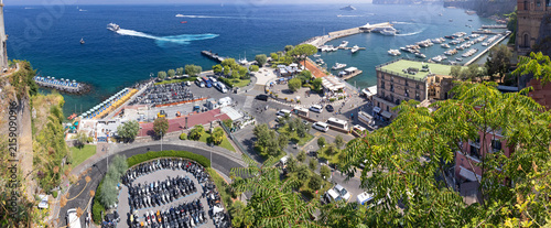 Szeroka panorama portu Marina Piccola w kurorcie Sorrento na Wybrzeżu Amalfi, region Kampania,