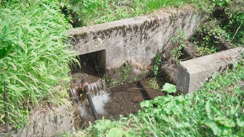山の水路を流れるきれいな水