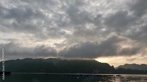 황금빛 노을 아래 펼쳐진 태국 깐차나부리 카오램 호수와 산맥, 뗏목 수상가옥

