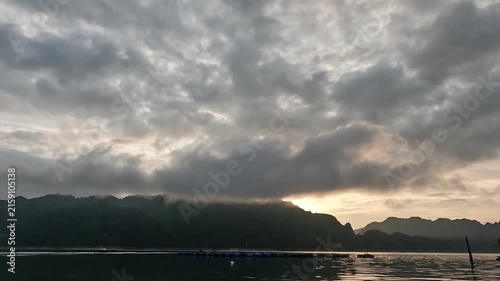 황금빛 노을 아래 펼쳐진 태국 깐차나부리 카오램 호수와 산맥, 뗏목 수상가옥

