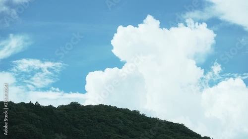 夏の山の上に見える大きな雲