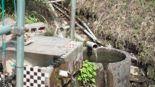 パイプを流れる山の冷たい水