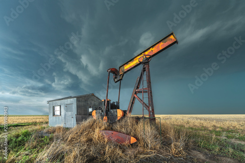 Fotografía Old defunct oil pump well and shack in the Great Plains