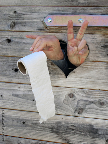 mission accomplished, successfull defecation - erfolgreicher stuhlgang. Hand zeigt Victory und Klopapier.