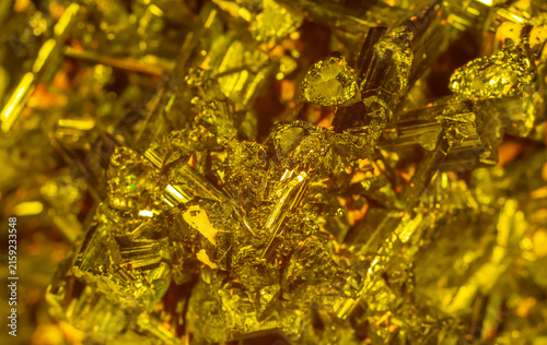 Fotografía Golden crystal mineral stone