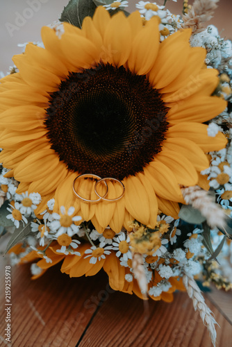 Gros plan sur un bouquet de tournesols et de fleurs champêtres