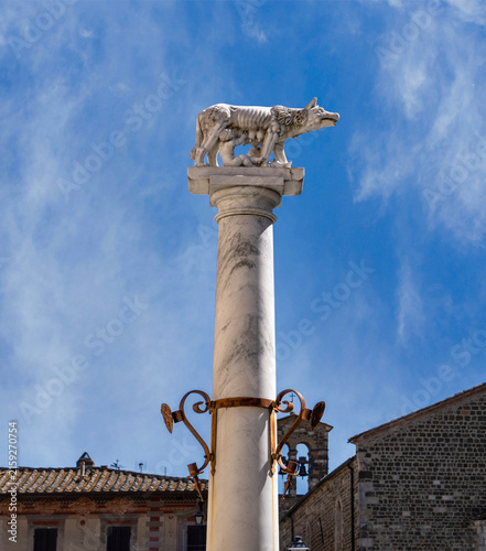 Fotografie Marmorsäule mit Romus und Remulus in der Piazza Guiseppe Garibaldi, Montalcino,