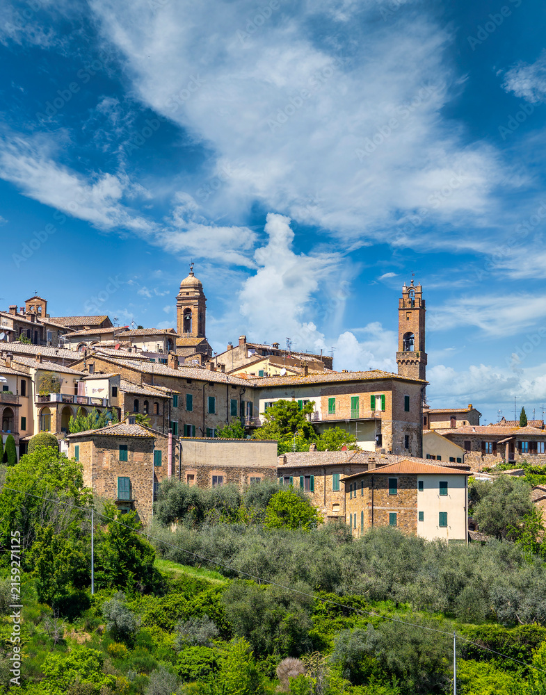 Fototapeta premium Ausblick auf Montalcino mit der Kirche Madonna di Soccorso, Toskana, Provinz Siena, Italien