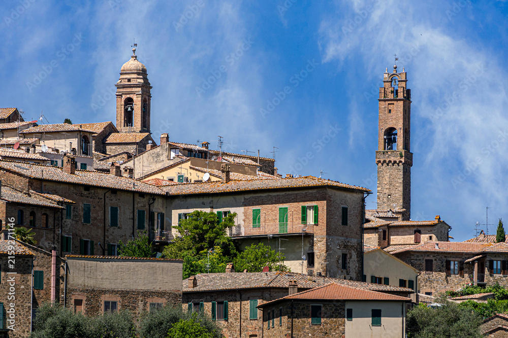 Fototapeta premium Ausblick auf Montalcino mit der Kirche Madonna di Soccorso, Toskana, Provinz Siena, Italien
