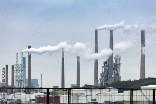 Foto Factory smokestacks in Aalborg, Denmark, with smoke and air pollution