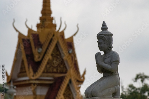 Fotografie statue bouddhiste et la pagode d'argent du palais royal de Phnom Penh