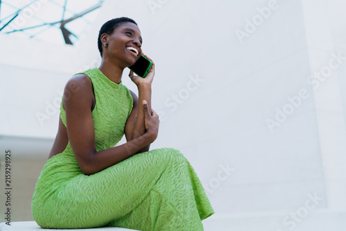 Foto Dark skinned model phone call talking smile