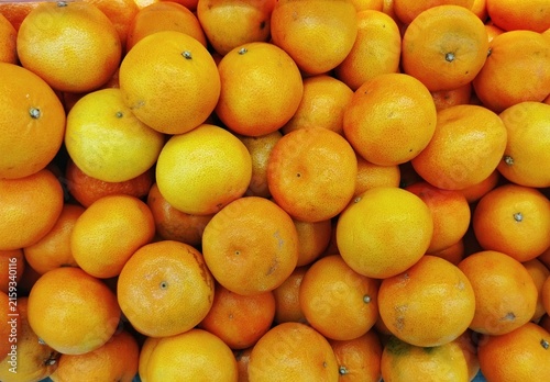 Foto Vibrant collection of fresh mandarin or mikan oranges (Citrus unshiu), character