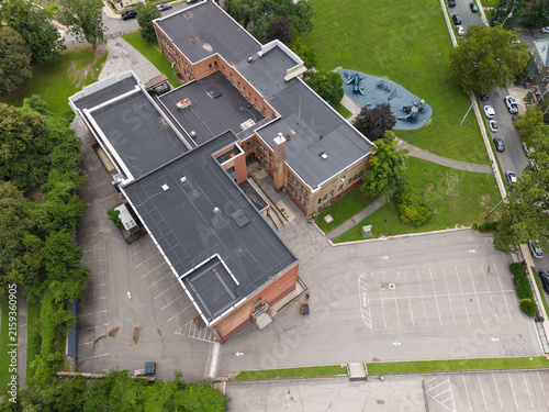 Foto Mt Vernon school building and empty parking lot from above