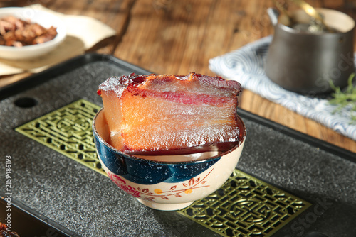 Foto Farmers Style Smoked Bacon with Rich Flavor in Traditional Bowl Morning Breakfas