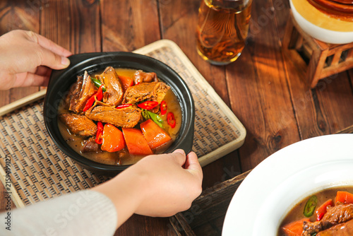 Foto Roasted Goose Potato Stew in Cast Iron Skillet - Traditional Comfort Food Cuisin