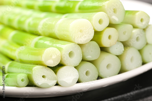 Foto Fresh Green Bamboo Shoots in Bowl - Asian Cooking Ingredients for Hot Pot and St