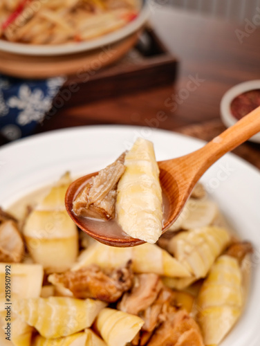 Foto Bamboo Shoot Stew with Tender Meat Pieces on Wooden Spoon - Traditional Asian Co