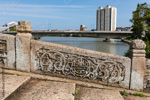 Фотография Jinqing Bridge Wenling with Historic Stone Carving and Modern Skyline
