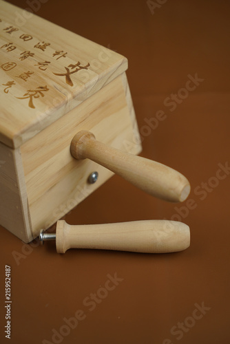 Canvastavla Wooden moxibustion box with removable handles on brown background