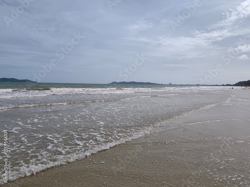 Cuadro en lienzo Detailed wide-angle stock photo of waves receding on a clean, light-brown sand b