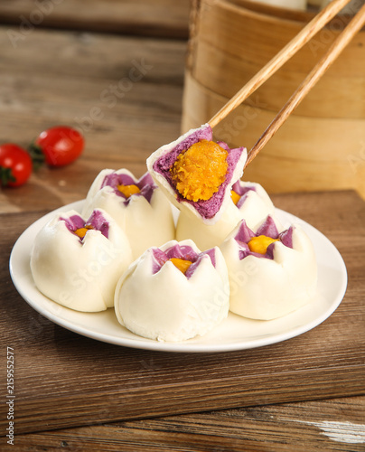 Foto Colorful Steamed Buns with Purple and Orange Filling Served with Chopsticks on W