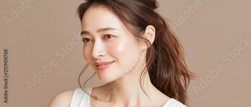 Tapety artystyczne 日本人, 女性, 50代, 40代, ミドル, シニア, 美容, スキンケア, エイジングケア, 健康, ライフスタイル, 美人, ナチュラル, 清潔感, 透明感, 白背景, コピースペース, 広告素材, 信頼感, 微笑み, ウェルビーイング, 上半身, 視線, ポニーテール, 化粧品, エステ, 自己肯定感, オーセンティック, ポジティブエイジング, 日本, ウェルエイジング, サプリメント,