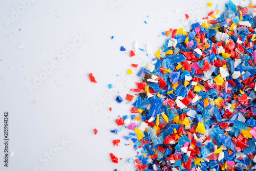 Foto Plastic colorful pieces recycling shredded for industrial use.
