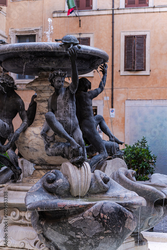 Canvastavla Sculptures in fountain in the historical part of Rome, capital c