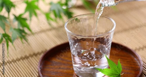冷たい日本酒をグラスに注ぐ