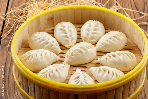 Quadro su tela Freshly made traditional Shaxian steamed dumplings are placed in a bamboo steamer