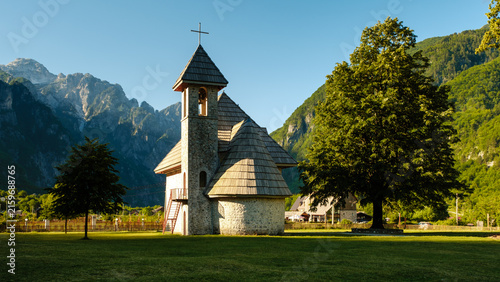Obraz na plátně Magnificent church surrounded by stunning mountains in Teth, Albania