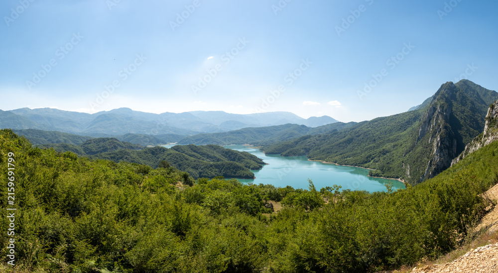 Fototapeta premium Breathtaking views of Bovilla Reservoir surrounded by lush mountains in Albania