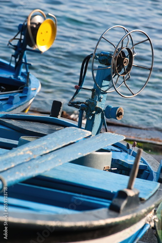 Foto Dettaglio di barca da pesca tradizionale con remi in legno e salparete meccanico
