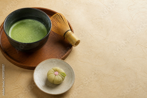 抹茶と茶筅と和菓子を配した静かな日本茶のしつらえ