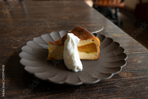 Fotografie 生クリームを添えたカボチャのベイクドチーズケーキ
