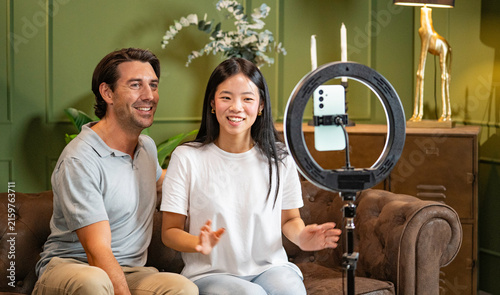 Foto Couple filming a video at home, interacting with smartphone on a ring light